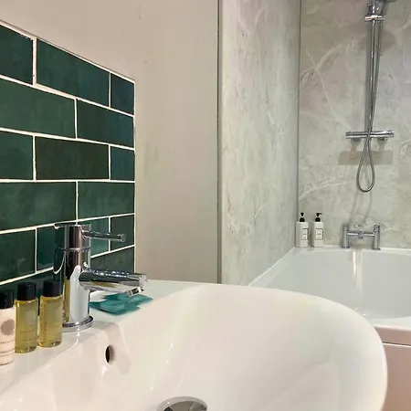 Secluded Hot Tub, Pool, Escape * Bootle