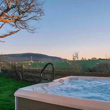 Secluded Hot Tub, Pool, Escape Holiday home *