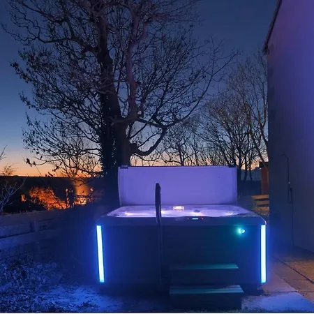 Secluded Hot Tub, Pool, Escape Holiday home *